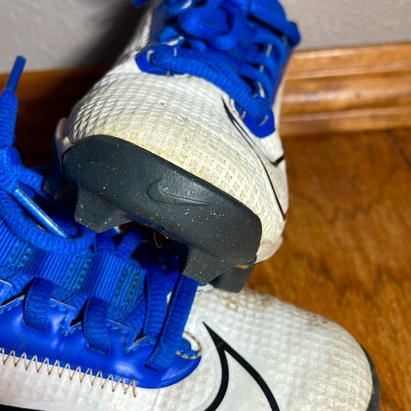 Boy’s Nike Football Cleats - Picture 3 of 3
